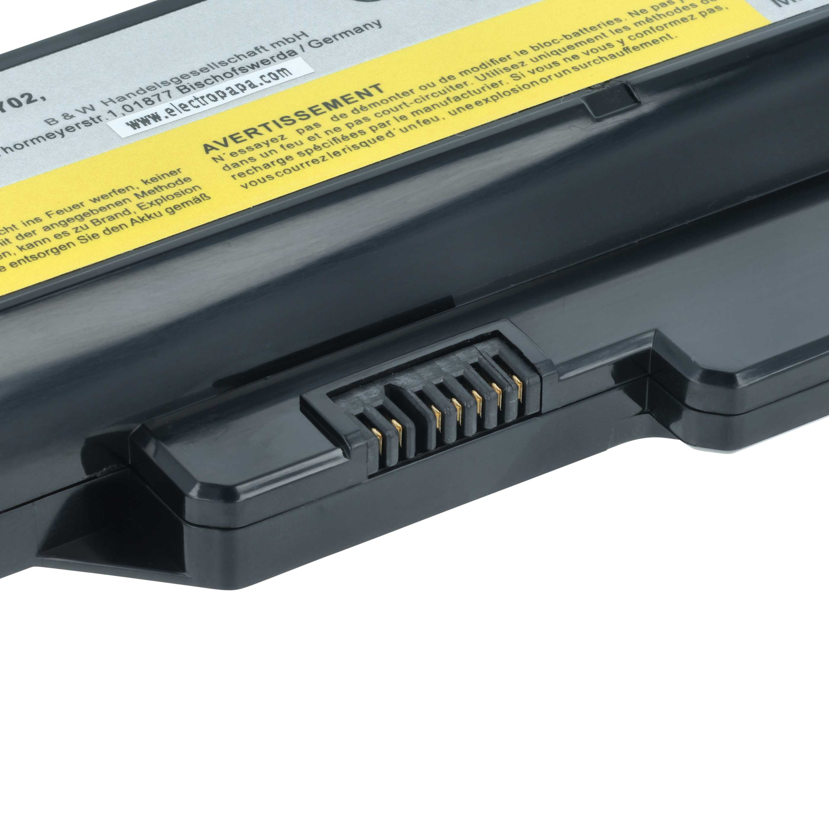 Schwarzer Laptop-Akku mit Stecker und Warnhinweis. Text und Firmeninfo sind sichtbar.