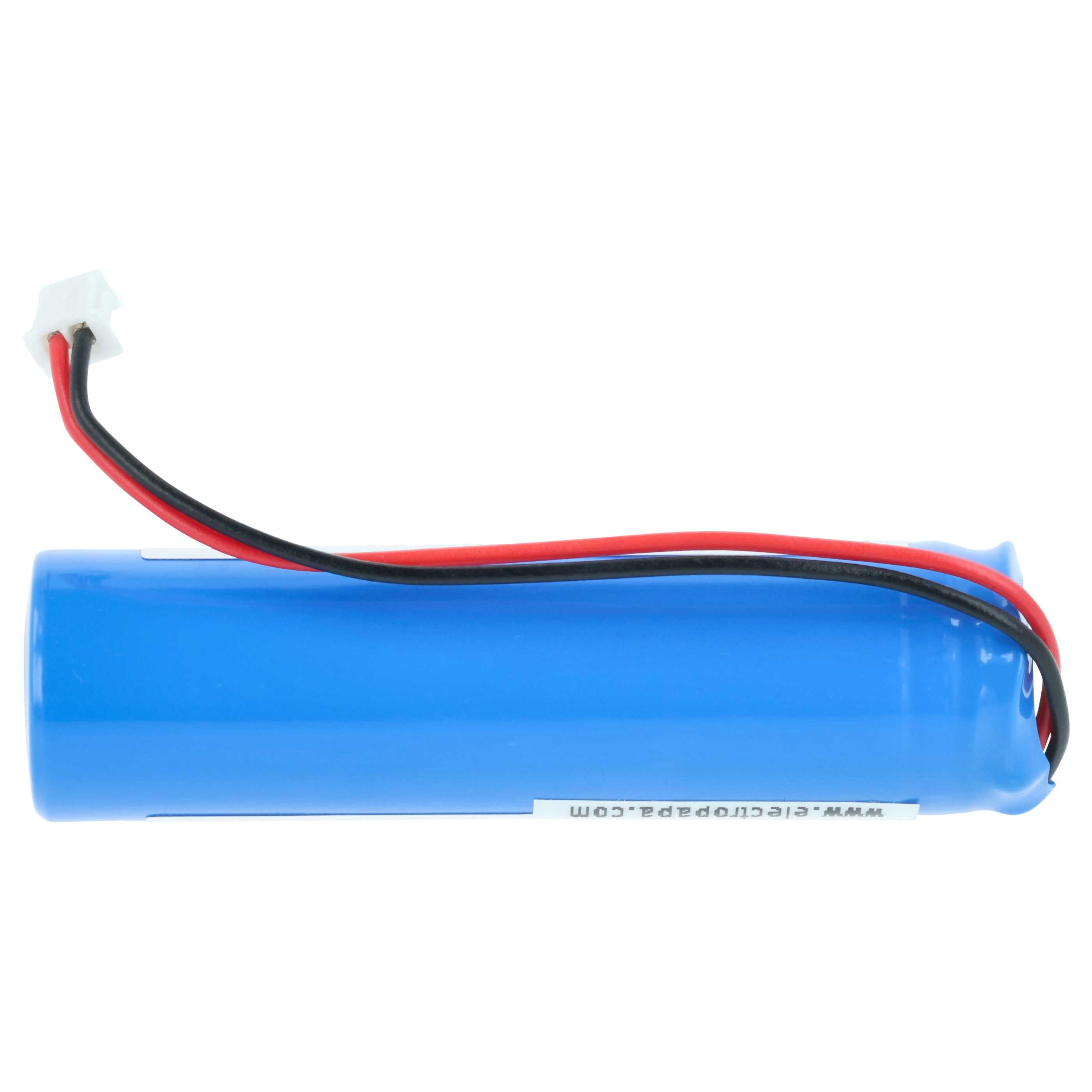 Eine blaue zylindrische Batterie mit roten und schwarzen Drähten, die mit einem weißen Stecker verbunden sind, auf weißem Hintergrund.