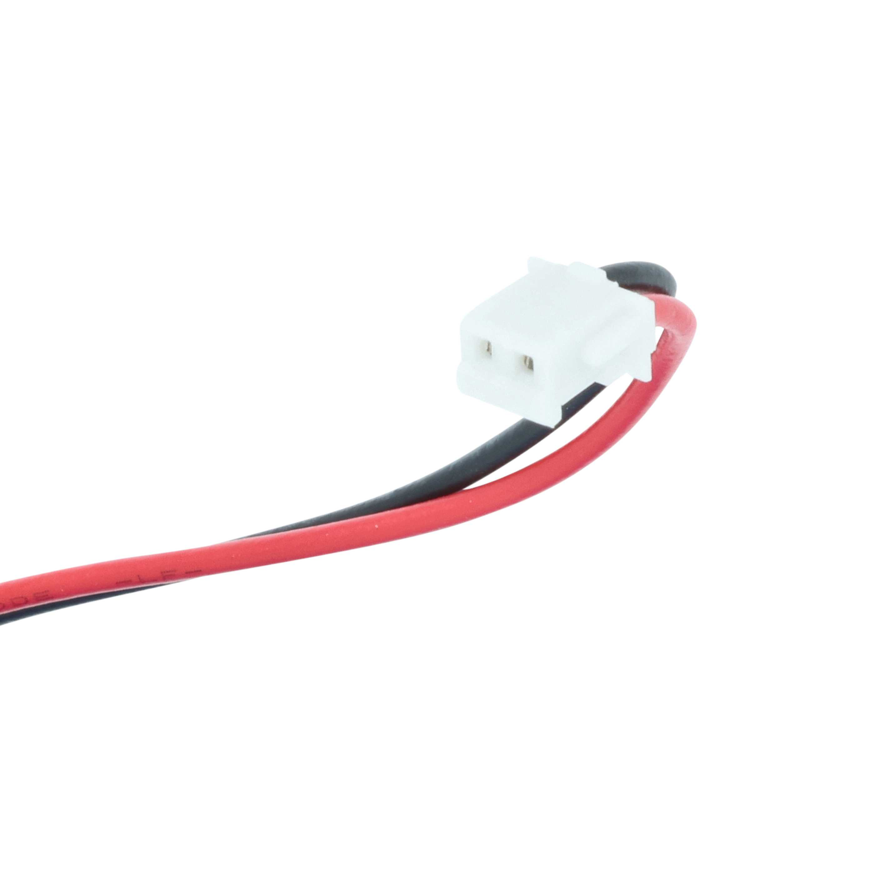 Ein weißer Stecker mit zwei Löchern ist mit roten und schwarzen Drähten vor weißem Hintergrund verbunden.