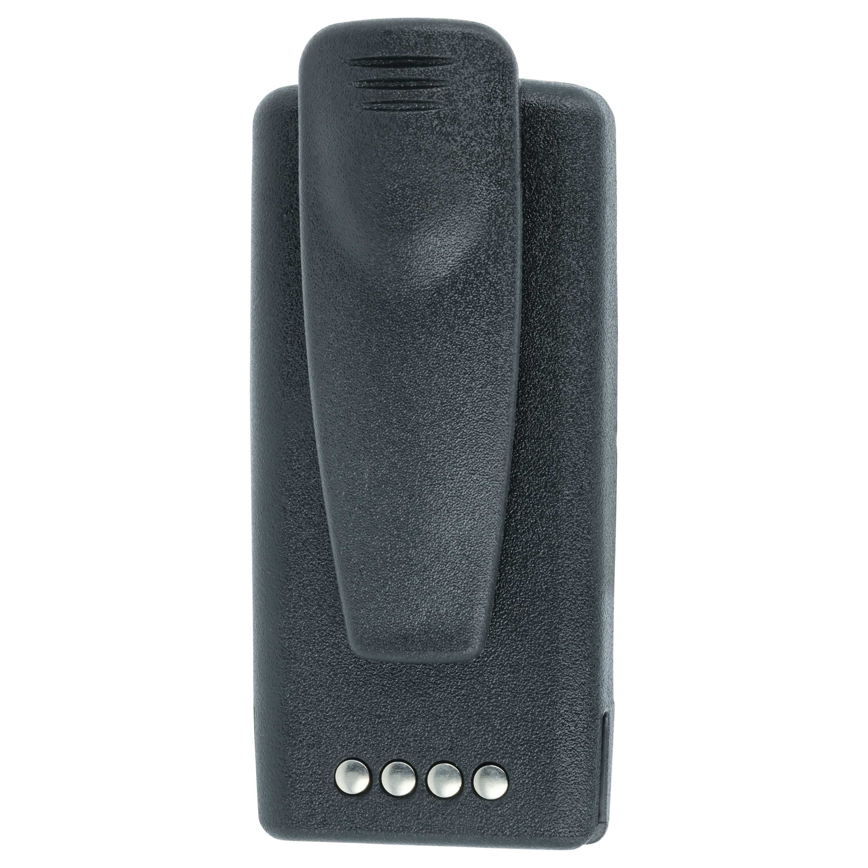 Ein dunkelgrauer Akku für ein Funkgerät, mit Gürtelclip und vier silbernen Knöpfen unten.