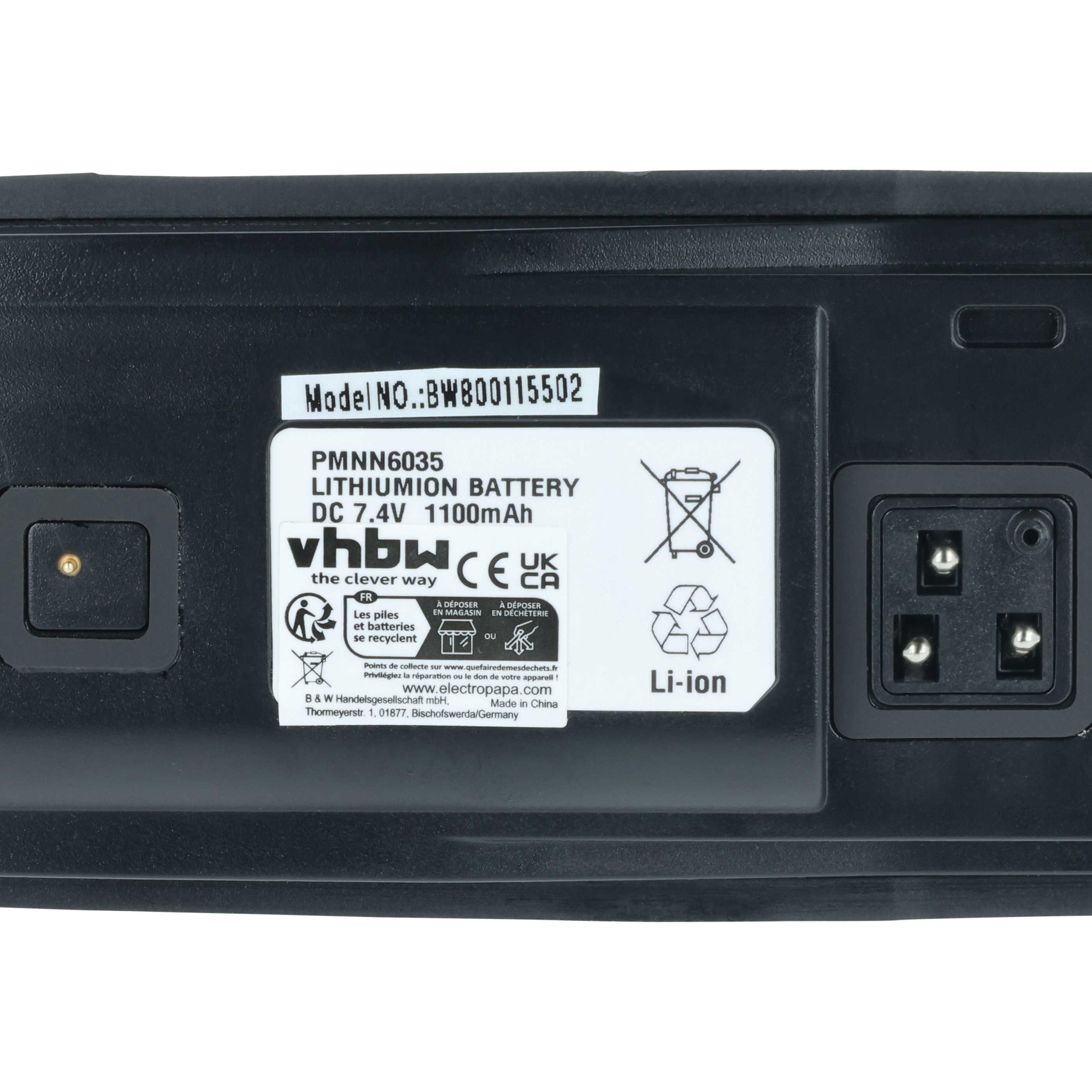 Ein schwarzer Lithium-Ionen-Akku mit weißem Etikett mit Text und Symbolen. Er hat einen Stecker und einen Ladeanschluss.