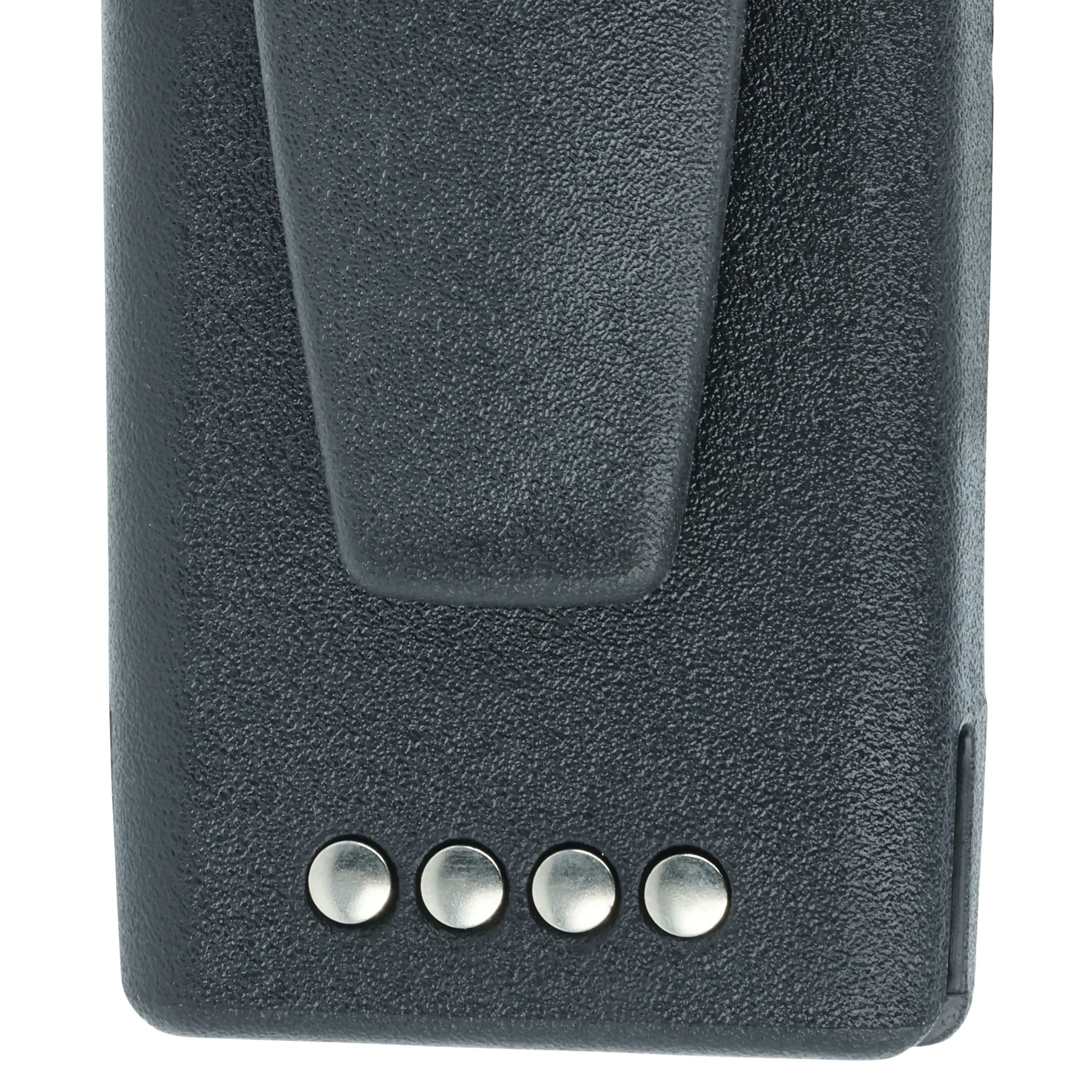 Nahaufnahme eines schwarzen Objekts mit Gürtelclip und vier silbernen Nieten auf weißem Hintergrund.