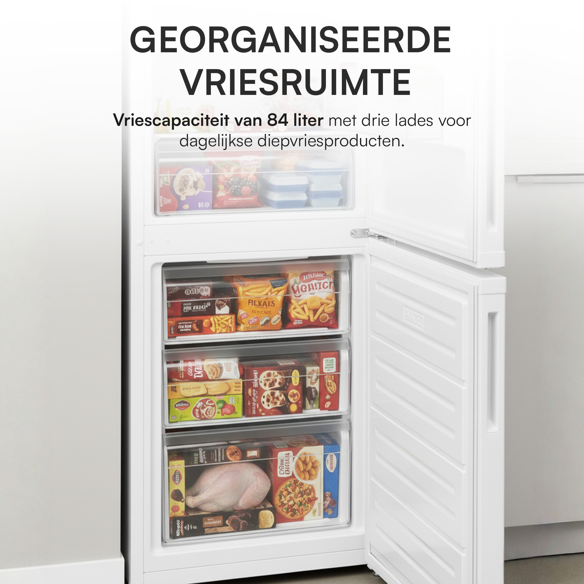 Congélateur blanc ouvert, avec trois tiroirs de surgelés. Texte en néerlandais. Capacité de 84 litres.