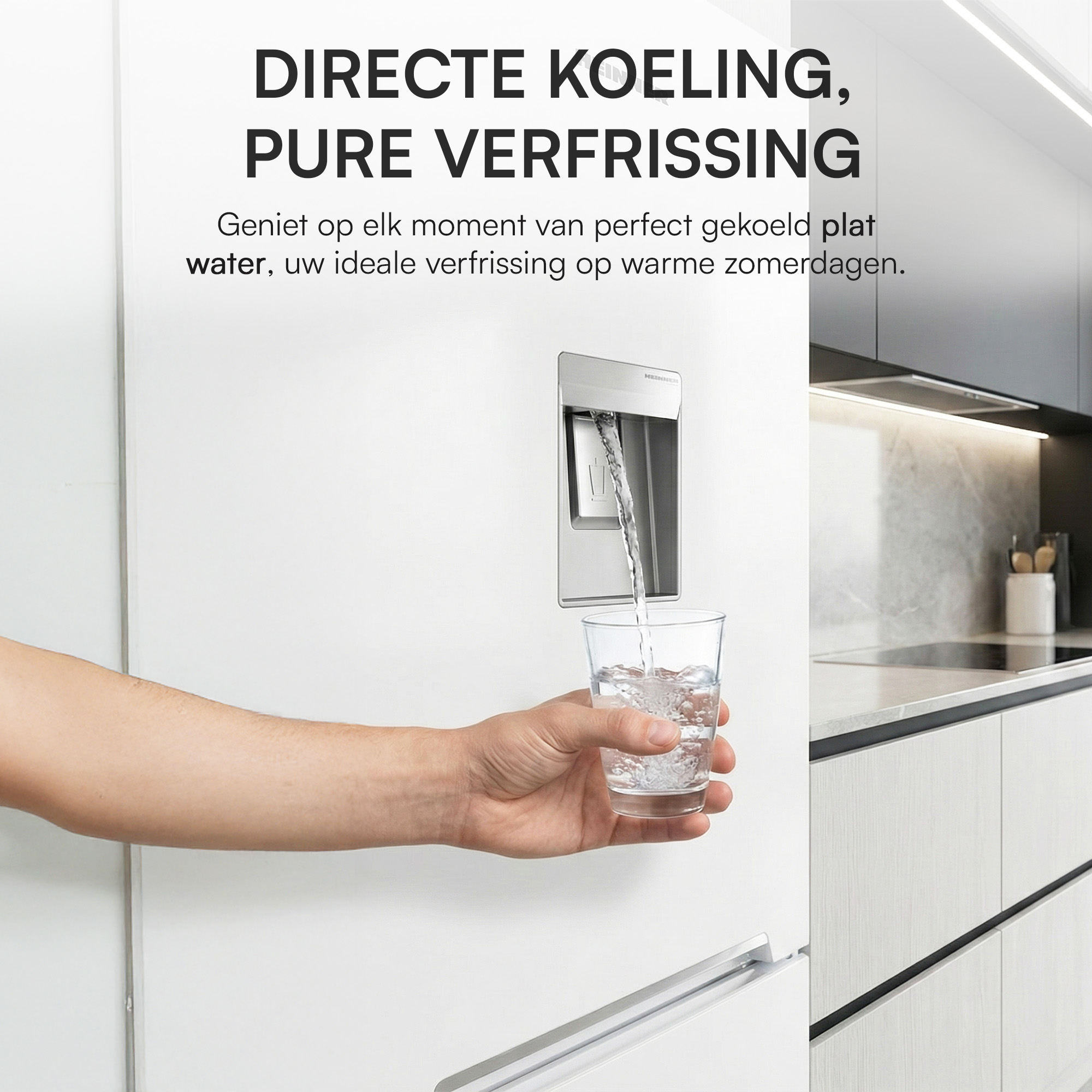 Une main remplissant un verre d'eau d'un distributeur sur un réfrigérateur. Meubles de cuisine en arrière-plan.