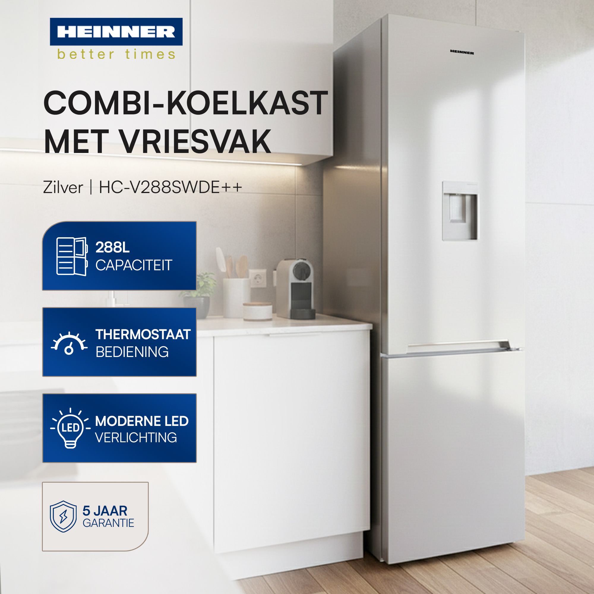 Réfrigérateur argenté avec congélateur. Texte : Combi-koelkast, 288L, thermostat, éclairage LED, garantie 5 ans.
