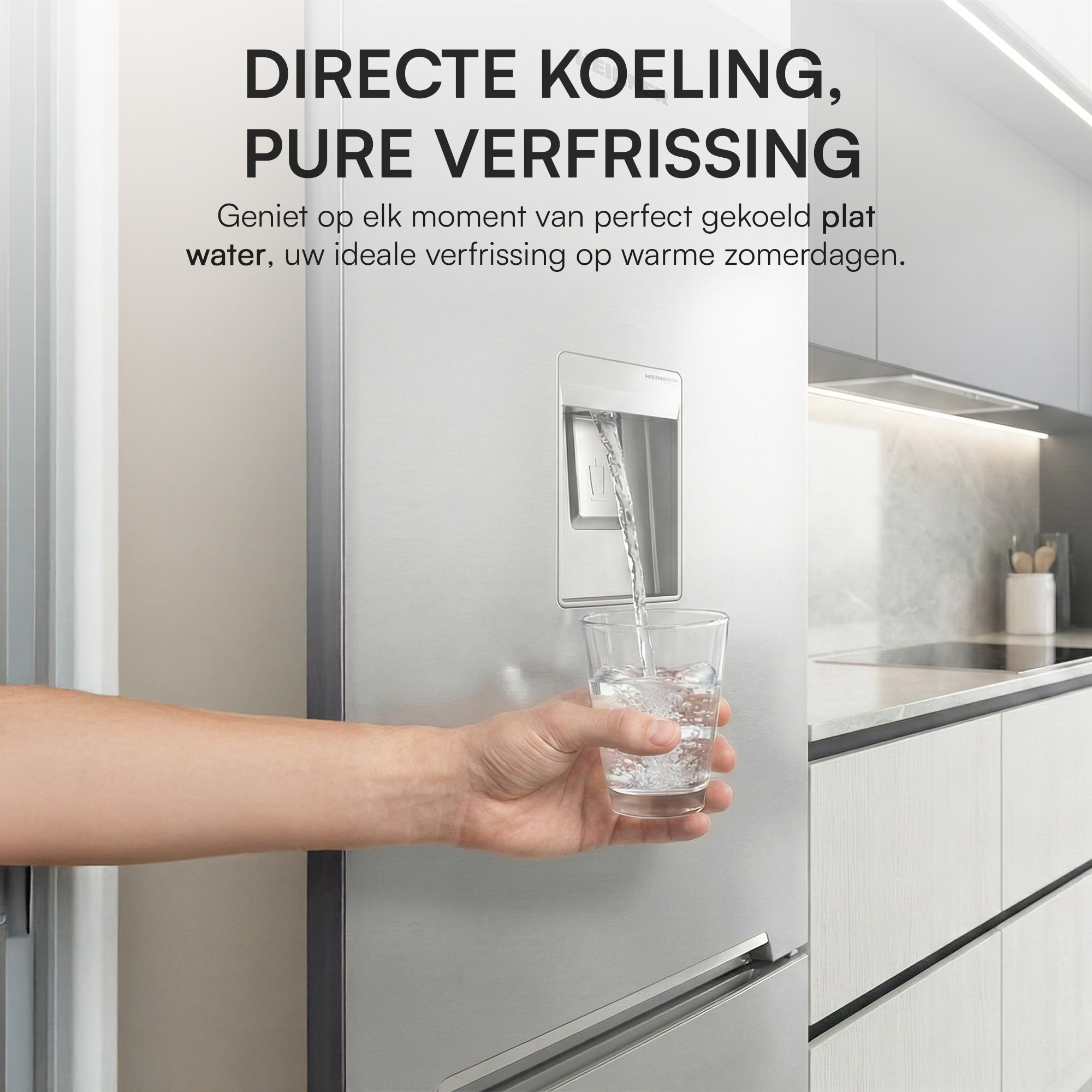 Une main remplissant un verre d'eau d'un réfrigérateur. Les armoires de cuisine sont en arrière-plan. Le texte dit 'refroidissement direct'.
