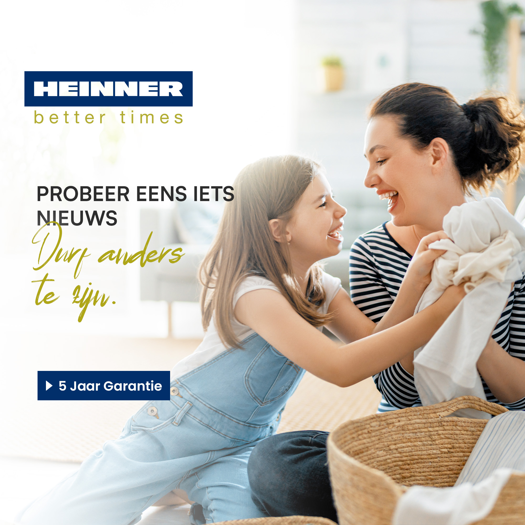 Eine Frau und ein Mädchen lachen und halten Kleidung. Ein Wäschekorb ist im Vordergrund. Text: Heinner, better times, 5 Jahre Garantie.