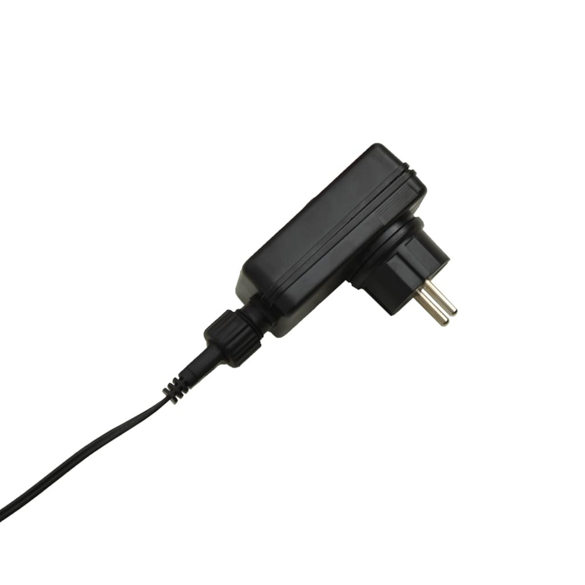 Ein schwarzer elektrischer Adapter mit Stecker und Kabel vor weißem Hintergrund.