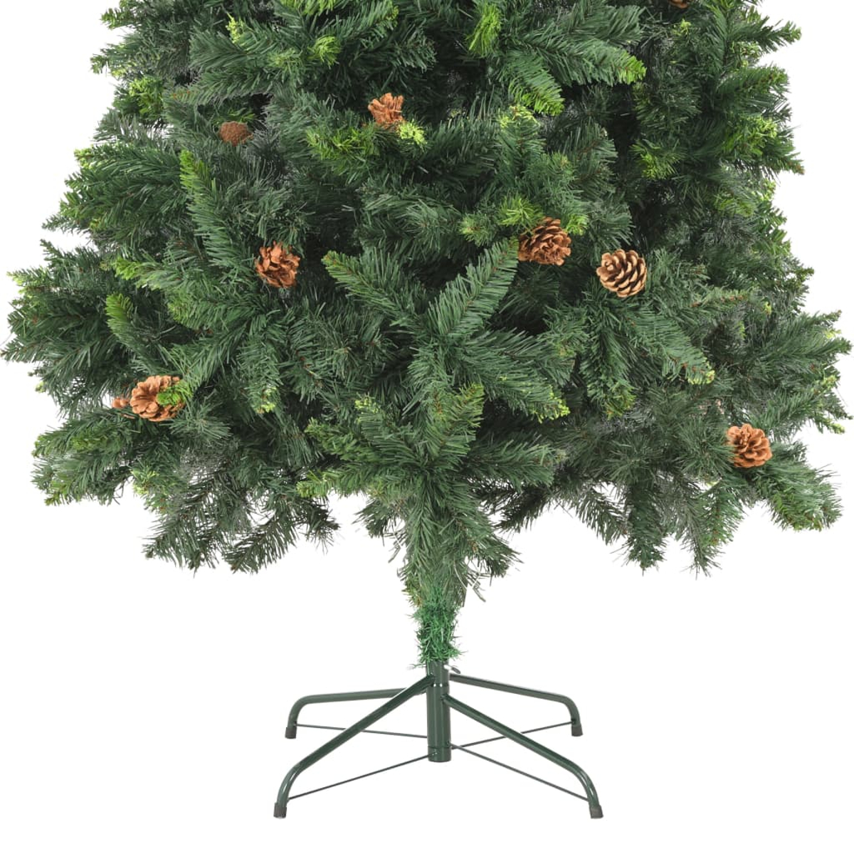 Ein grüner künstlicher Weihnachtsbaum mit Tannenzapfen. Der Baum hat einen Metallständer. Weißer Hintergrund.