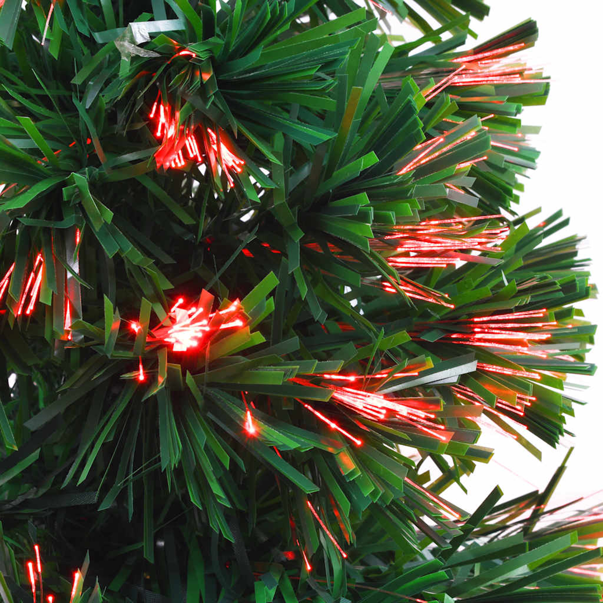 Nahaufnahme eines grünen Weihnachtsbaums mit rot leuchtenden Glasfaserlichtern. Der Baum hat viele grüne Nadeln. Der Hintergrund ist weiß.