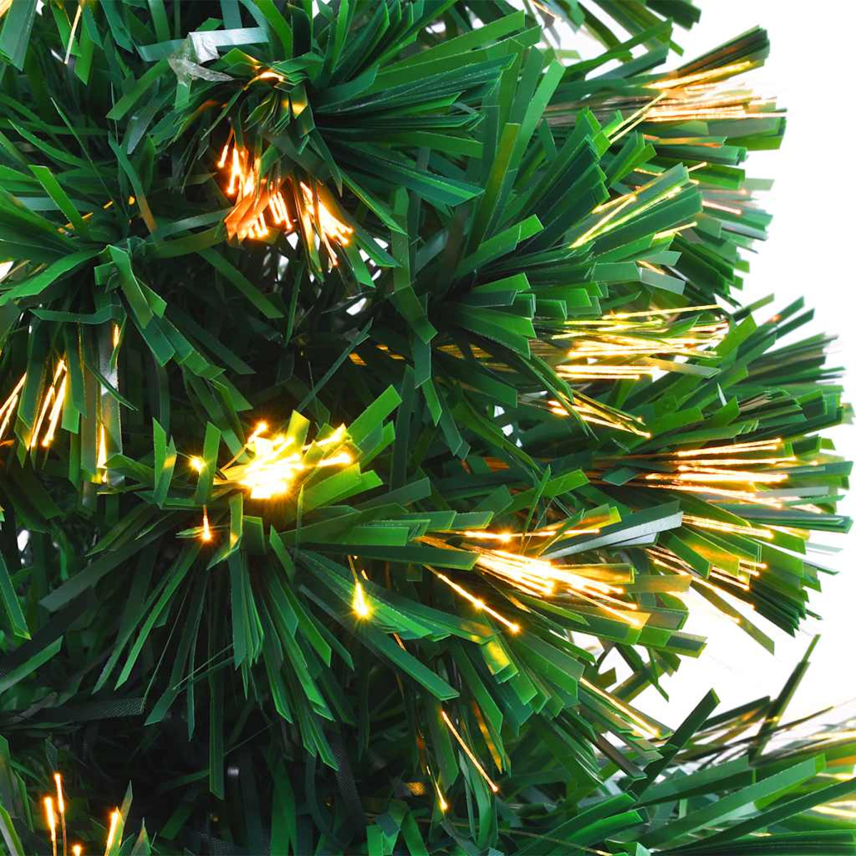 Nahaufnahme eines grünen Weihnachtsbaums mit golden leuchtenden Lichtern. Die Nadeln sind dicht, die Lichter in Clustern konzentriert.