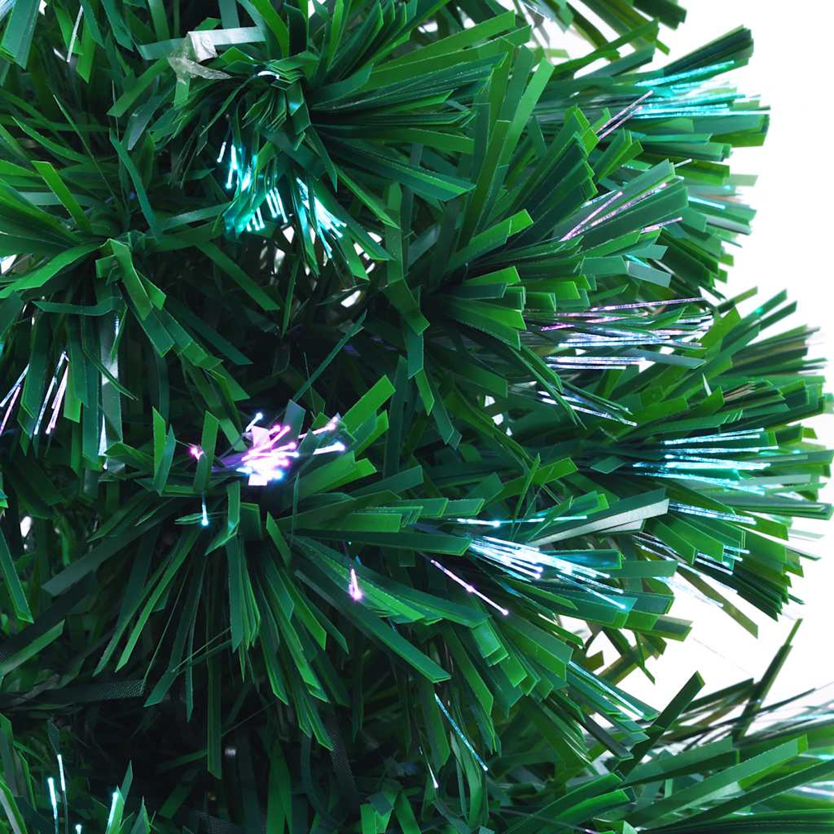 Nahaufnahme eines grünen künstlichen Weihnachtsbaums. Er hat mehrere beleuchtete Glasfaserstränge, die in verschiedenen Farben leuchten.