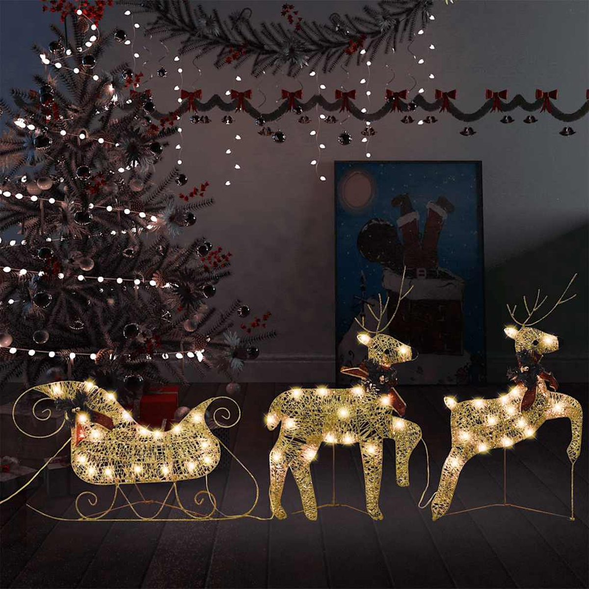 Weihnachtsdekorationen mit Rentier und Schlitten, beleuchtet mit Lichtern. Ein Weihnachtsbaum und ein Weihnachtsmannbild im Hintergrund.