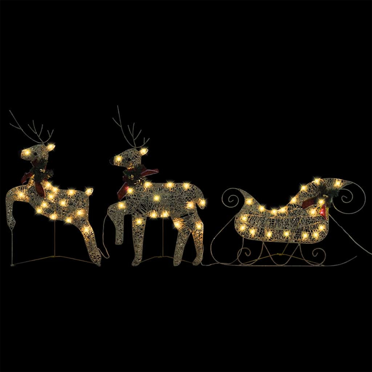 Weihnachtsdekorationen: zwei Rentiere ziehen einen Schlitten, alle mit warmweißen Lichtern beleuchtet, vor schwarzem Hintergrund.