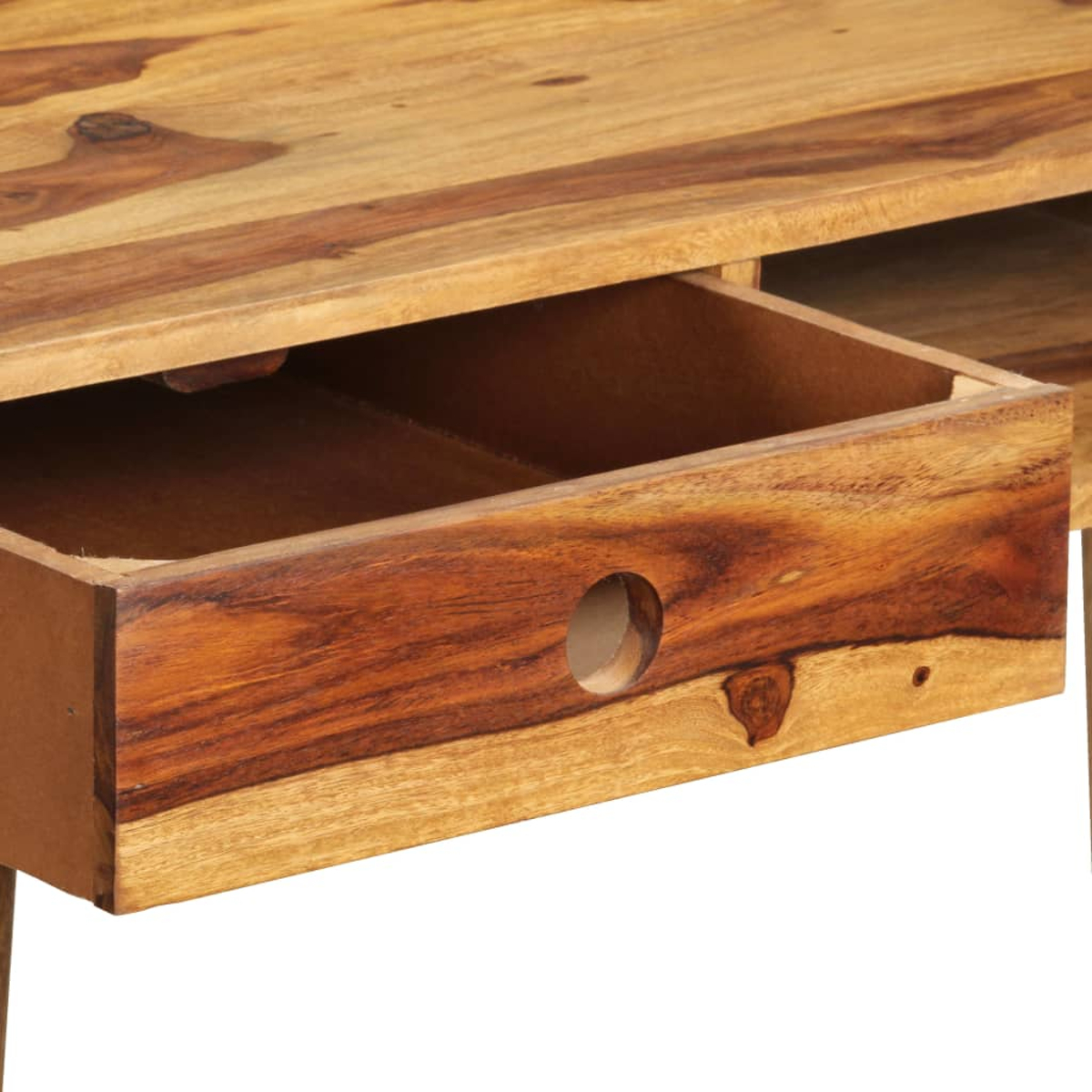 Nahaufnahme eines Holzschreibtischs mit offener Schublade. Der Schreibtisch ist aus hellem und dunklem Braunholz gefertigt.