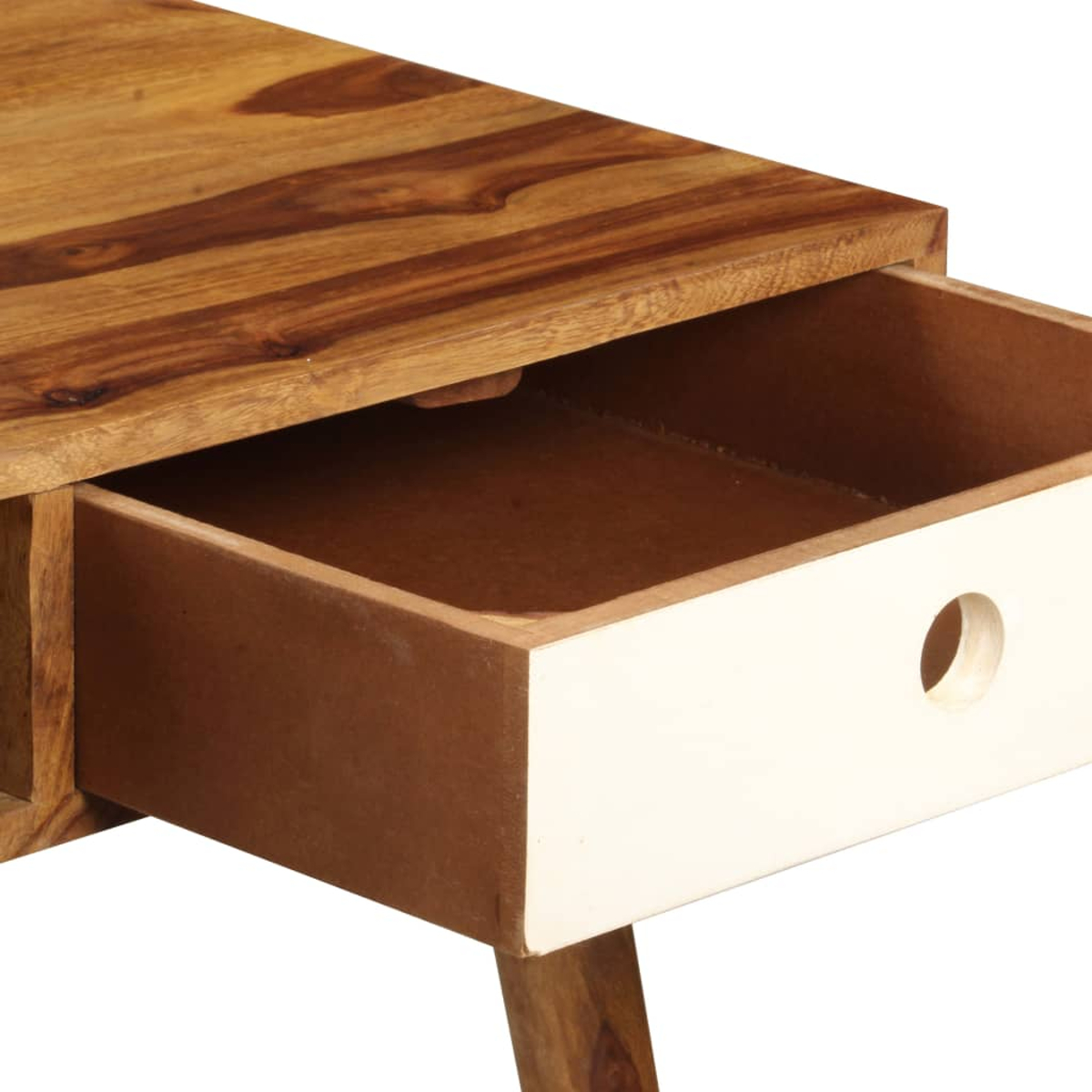 Ein Holztisch mit einer offenen Schublade. Die Schublade ist cremefarben mit einem kreisförmigen Griffloch. Die Tischplatte ist braun und strukturiert.
