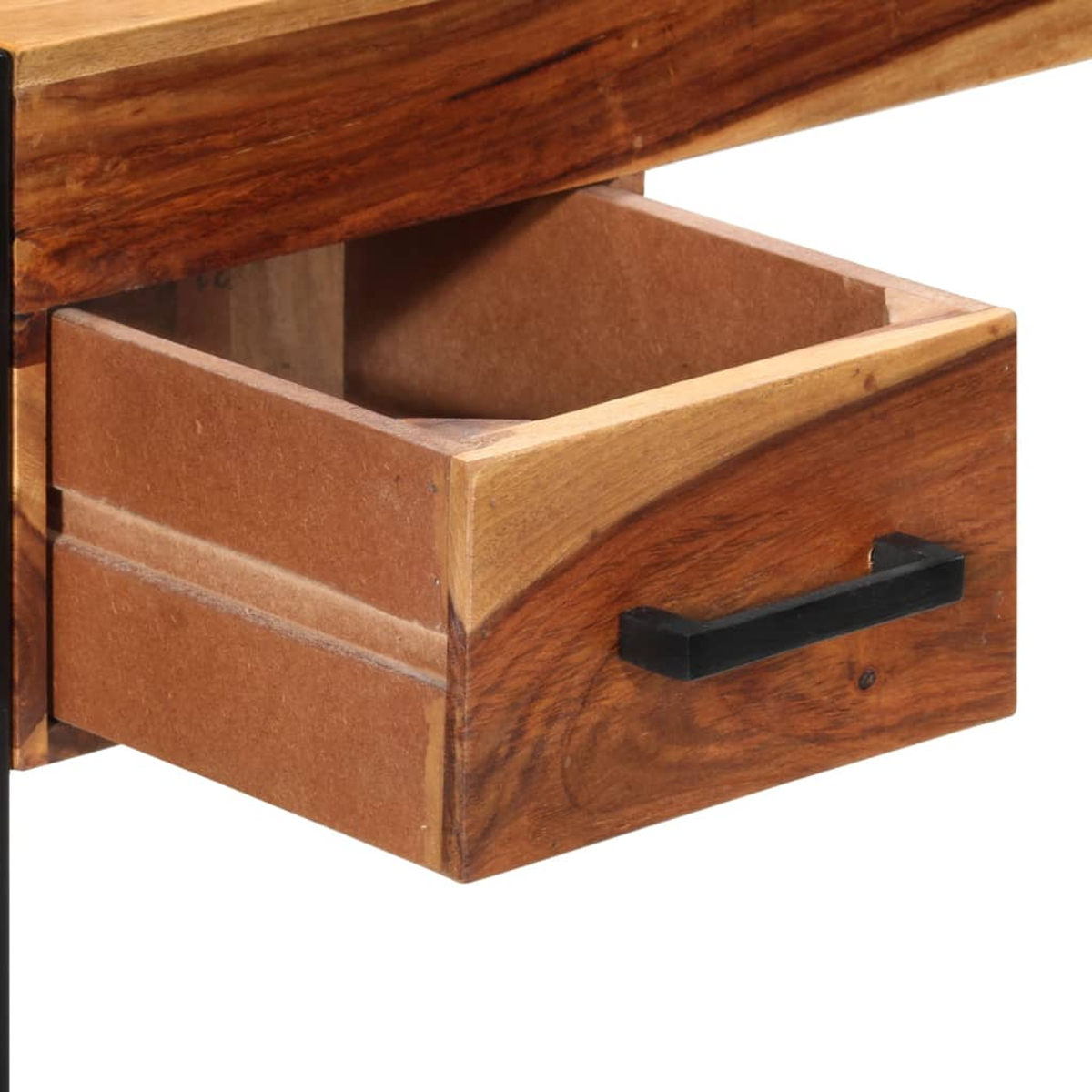 Teilweise geöffnete Holzschublade mit schwarzem Griff. Das Holz ist braun mit sichtbarer Maserung. Der Hintergrund ist weiß.