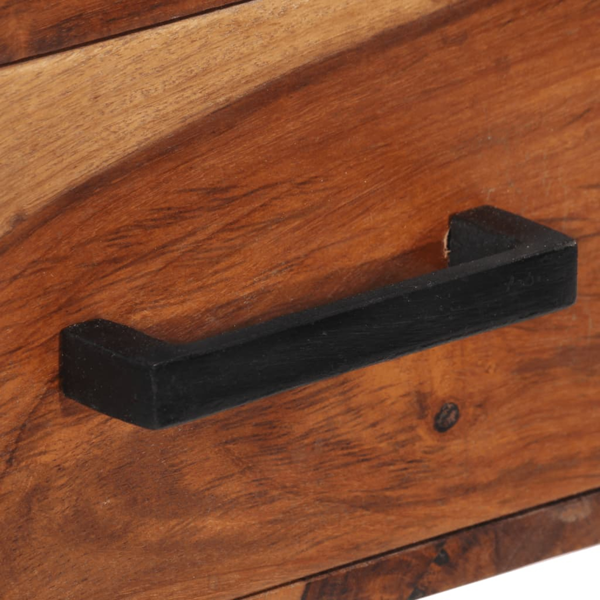 Nahaufnahme einer Holzschublade. Ein schwarzer Griff ist an der Holzschublade befestigt. Das Holz hat eine braune Farbe.