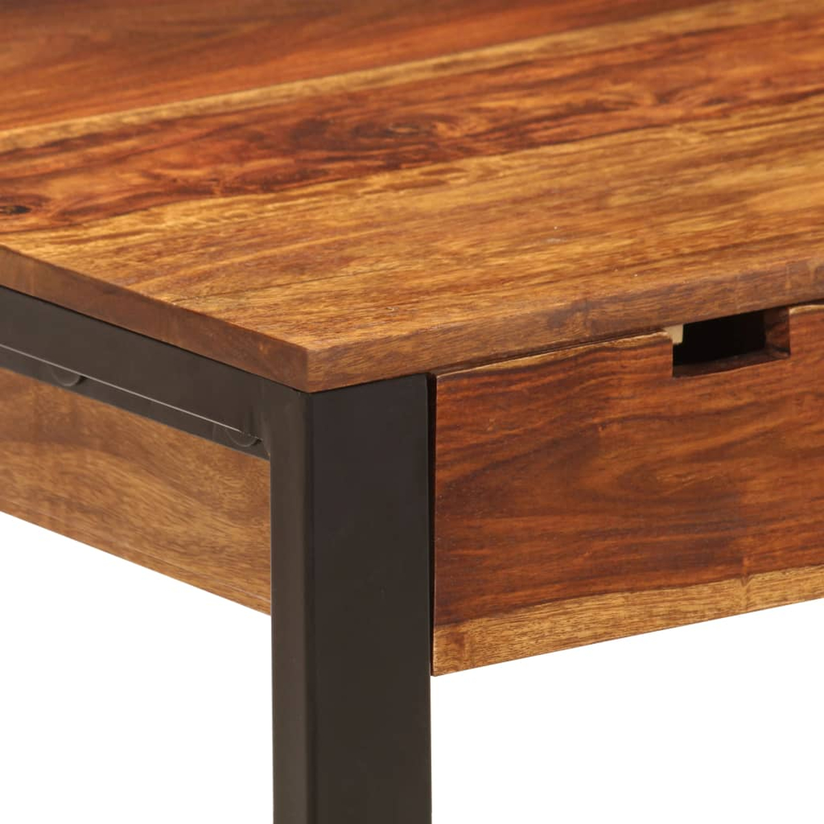 Nahaufnahme eines Holztisches mit schwarzem Metallrahmen. Der Tisch hat eine Schublade. Das Holz ist braun mit sichtbarer Maserung.