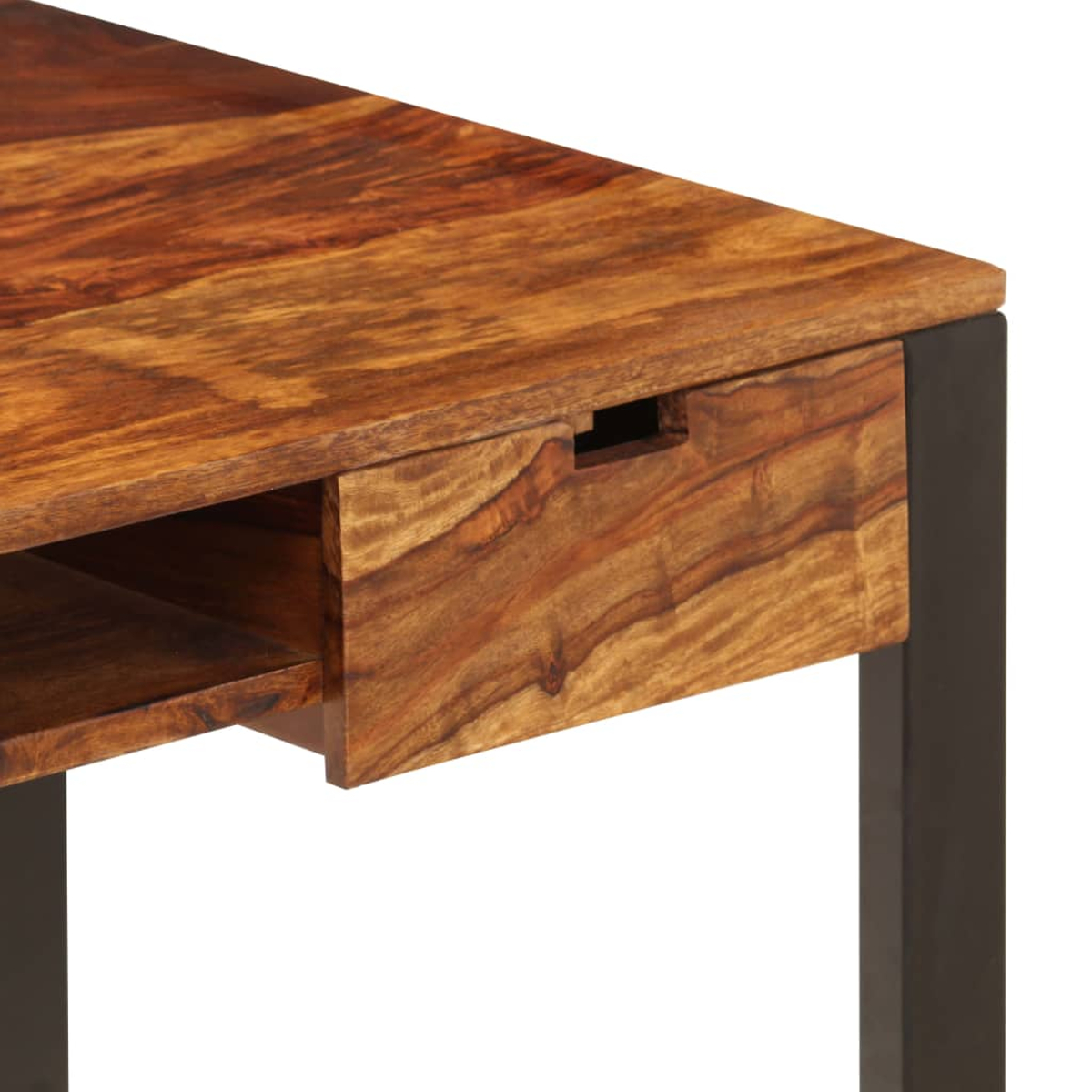 Eckschreibtisch aus Holz mit offener Schublade. Das Holz hat eine natürliche Maserung. Dunkles Metallbein sichtbar.