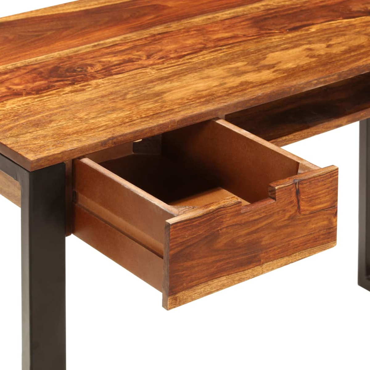 Nahaufnahme eines Holzschreibtisches mit einer offenen Schublade. Der Schreibtisch hat eine braune Holzplatte und ein schwarzes Metallgestell.