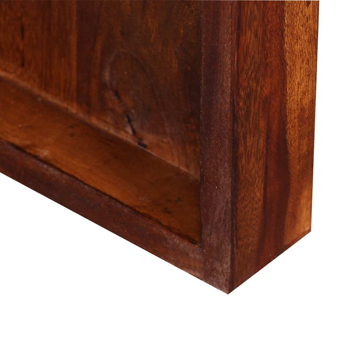 Nahaufnahme einer hölzernen Regalecke. Das Holz ist dunkelbraun mit sichtbarer Maserung. Der Hintergrund ist weiß.