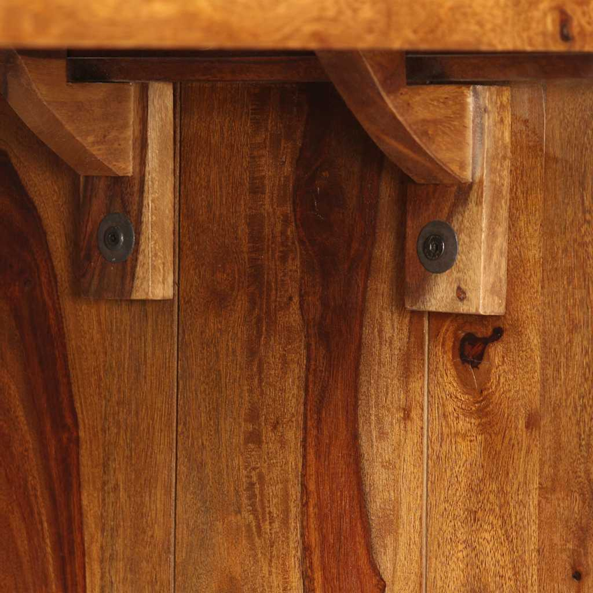 Nahaufnahme von Holzmöbeldetails. Sichtbar sind Holzbretter, Metallschrauben und Tragwerke. Die Holzmaserung ist deutlich sichtbar.