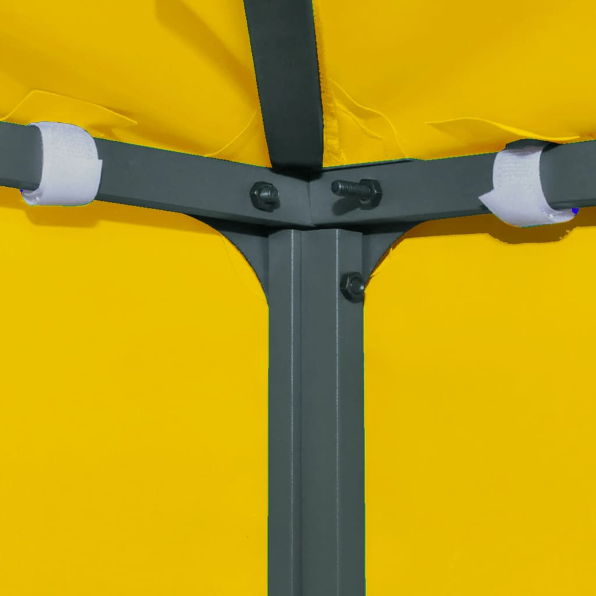 Vista ravvicinata di un telaio di gazebo. Ha supporti in metallo grigio, tetto in tessuto giallo e cinghie in velcro.