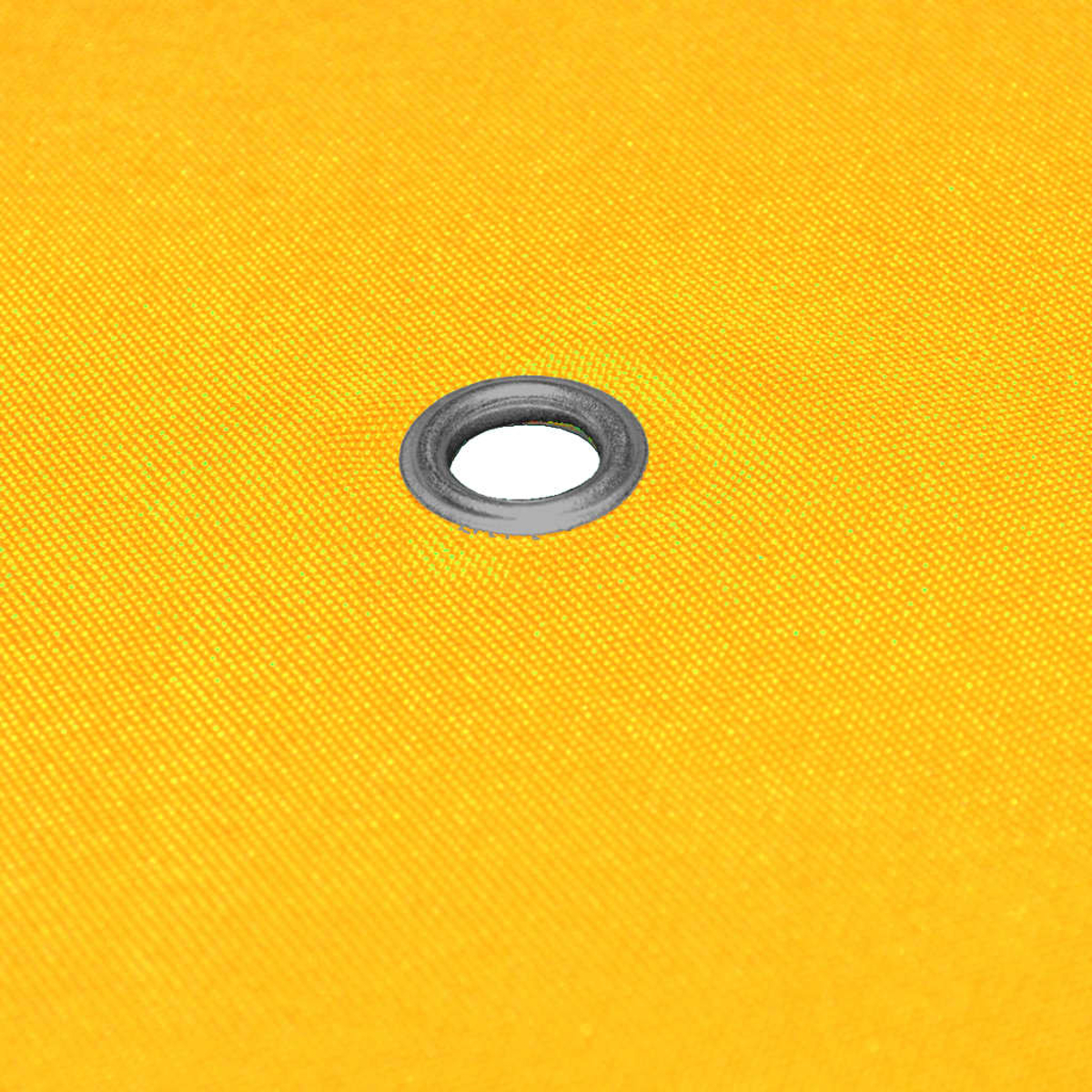 Un occhiello argentato su uno sfondo di tessuto giallo.