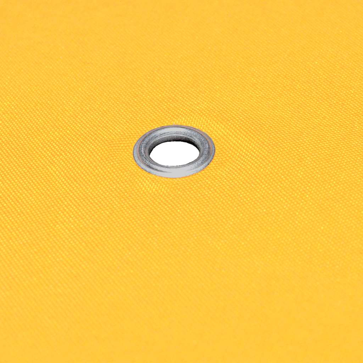 Primo piano di un tessuto giallo con un occhiello metallico al centro. Il tessuto ha una superficie strutturata.