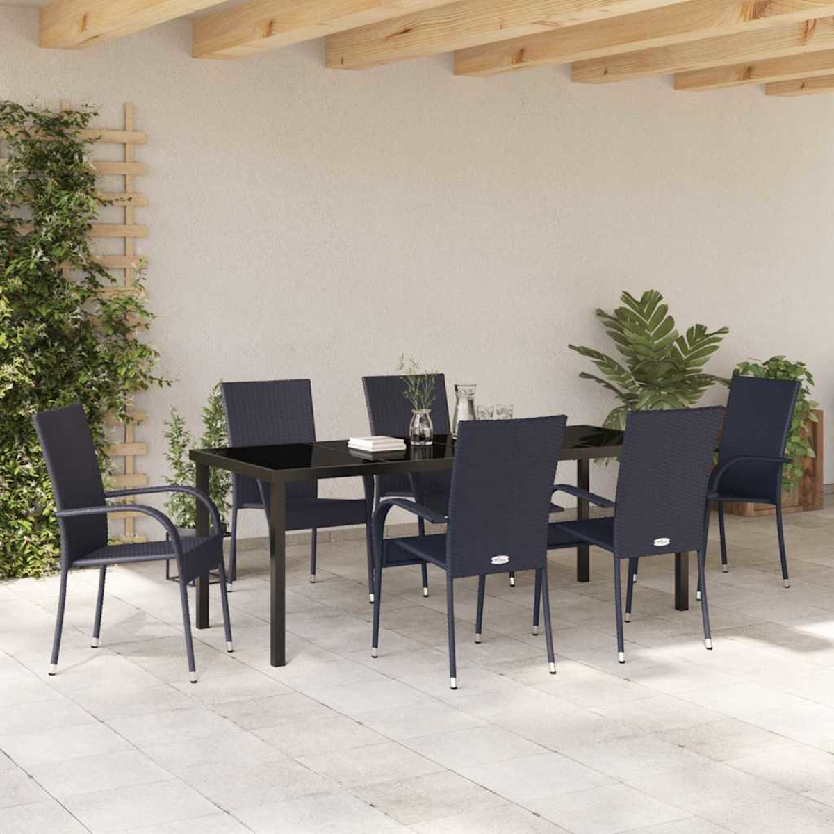 Essgruppe im Freien: schwarzer Tisch, sechs dunkelblaue Stühle, Pflanzen und Holzbalken unter weißer Wand.