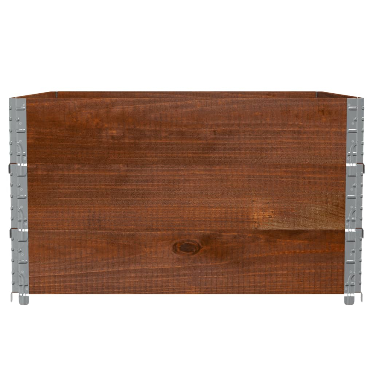 Una cassa di legno marrone con rinforzi angolari in metallo grigio. La venatura del legno è visibile. Vuota, con sfondo bianco.