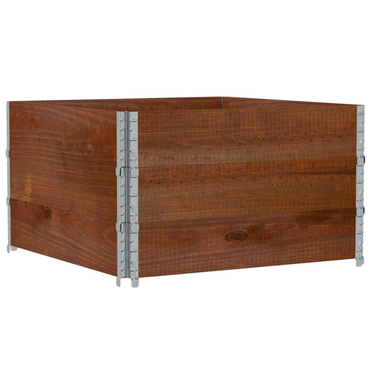 Una fioriera quadrata in legno. Venatura del legno marrone con supporti angolari in metallo. Lo sfondo è bianco.