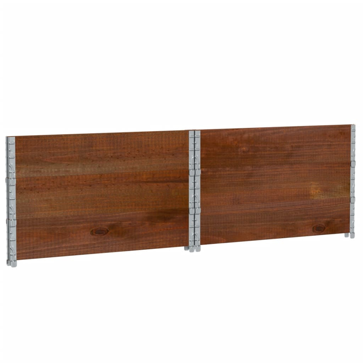 Pannelli di recinzione in legno uniti da staffe metalliche. Il legno è marrone con venature visibili. Lo sfondo è bianco.