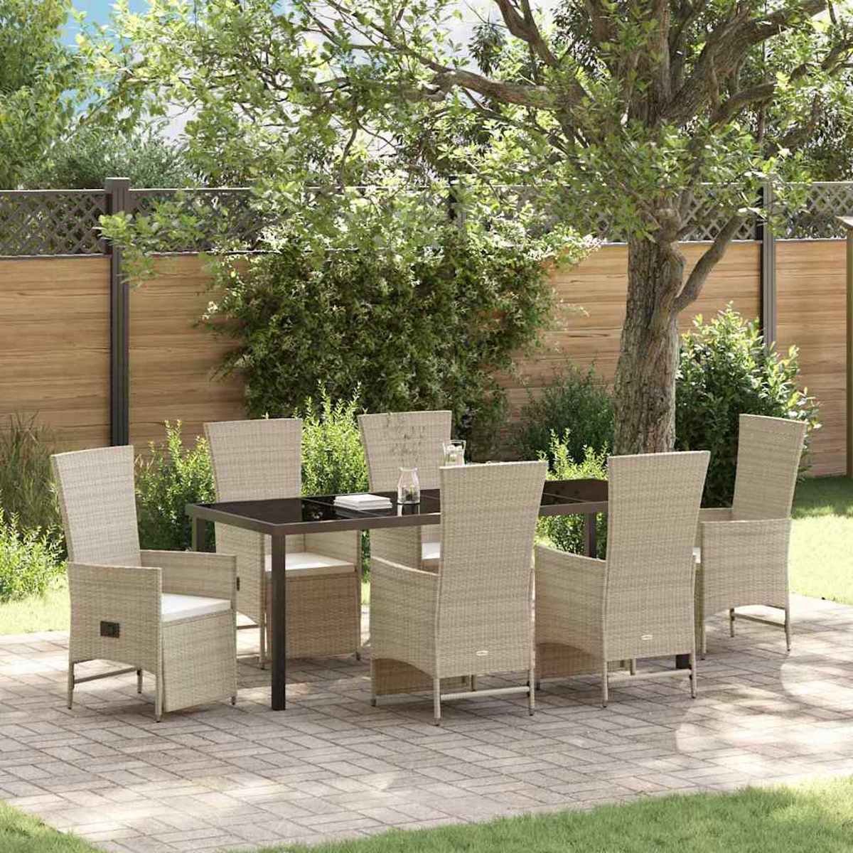 Eine Szene auf der Terrasse mit Tisch und Stühlen. Der Tisch ist schwarz. Im Hintergrund befinden sich Bäume und ein Holzzaun.