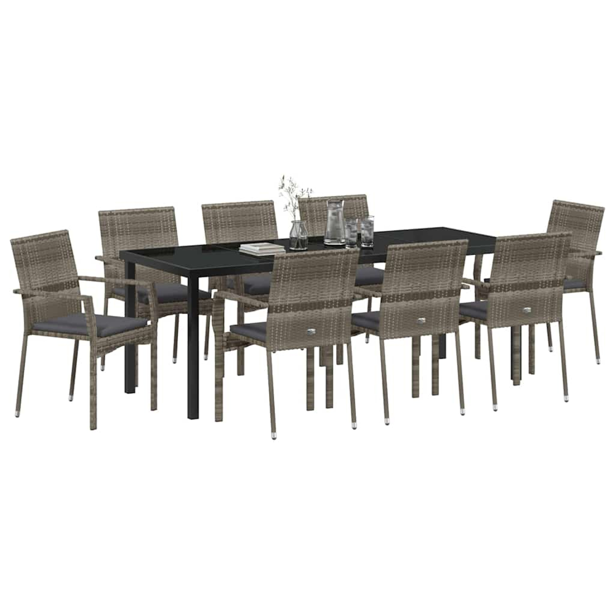 Essgruppe mit schwarzem Tisch und acht Korbstühlen. Gläser und eine Vase stehen auf dem Tisch. Weißer Hintergrund.
