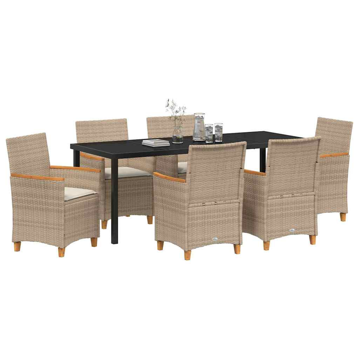 Ein Esstisch mit einem schwarzen Tisch und sechs beigefarbenen Korbstühlen. Der Tisch hat Gläser und eine Vase mit Blumen.