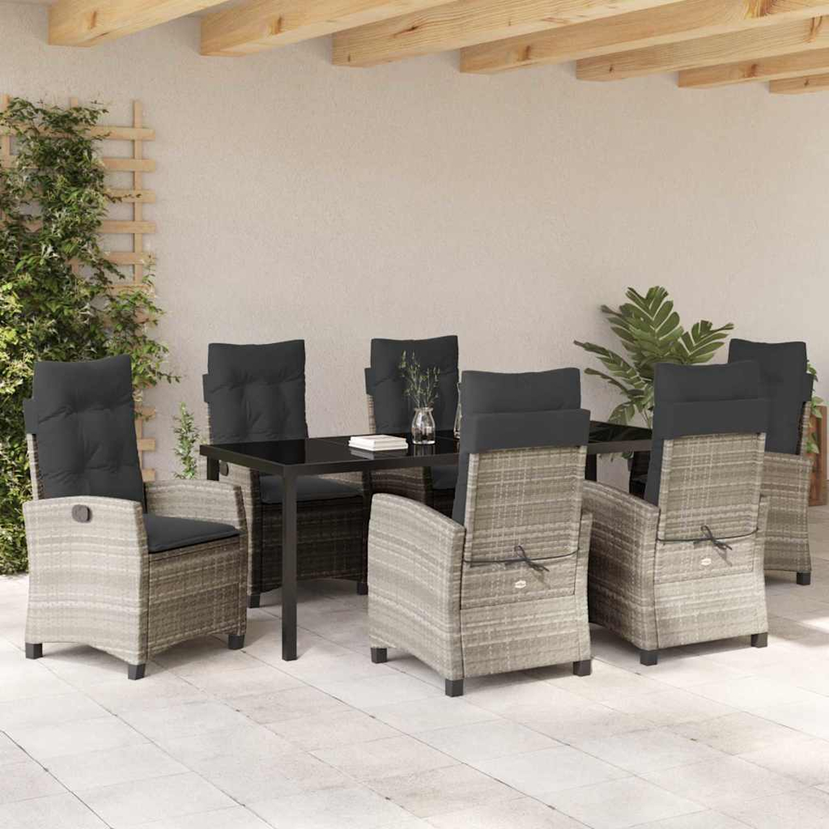Essgruppe im Freien mit sechs Stühlen, schwarzem Tisch und Kissen. Beige gewebte Stühle. Holzbalken. Weißer Fliesenboden.
