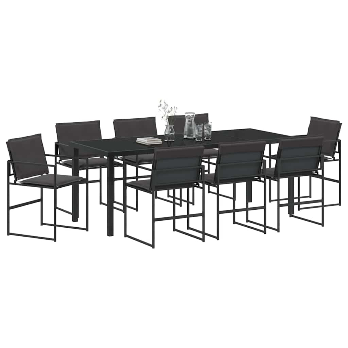 Ein modernes Ess-Set für den Außenbereich. Es hat einen schwarzen Tisch und passende Stühle. Auf dem Tisch stehen Gläser und Vasen.