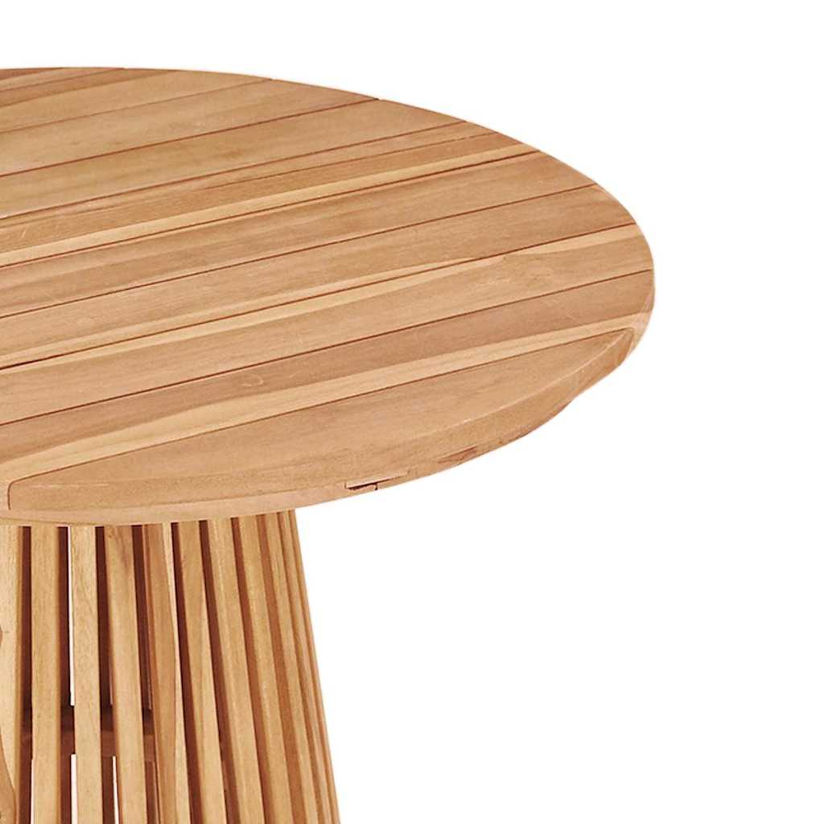 Mesa redonda de madera. La parte superior está hecha de listones de madera paralelos. La base tiene listones de madera verticales. Fondo blanco.