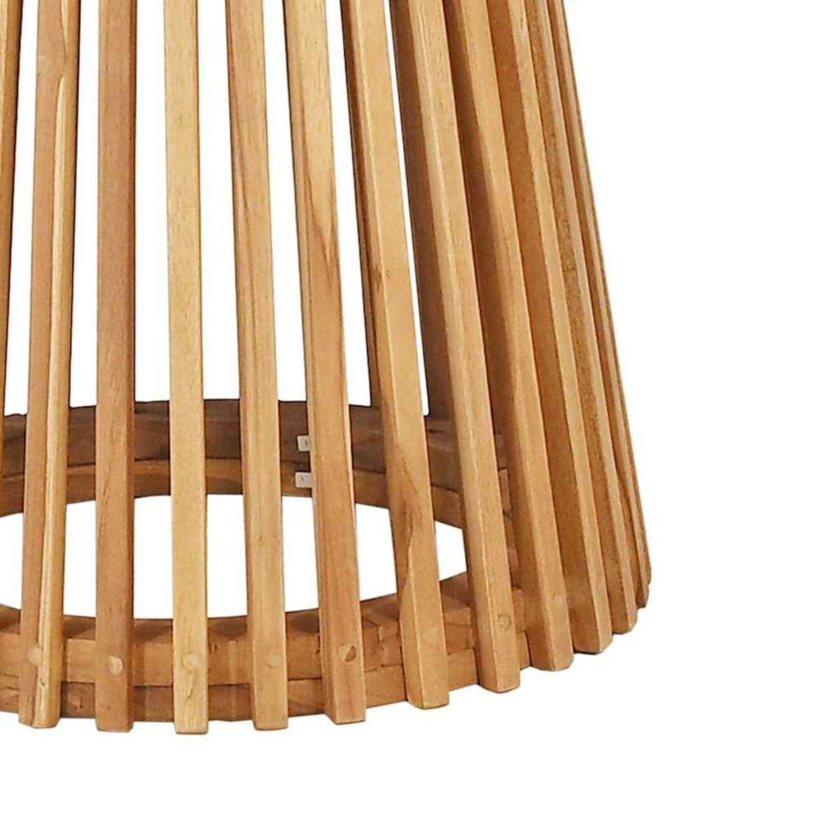 Vista de cerca de una base de lámpara de madera. Listones verticales de madera forman una forma de cono. La madera es marrón claro.