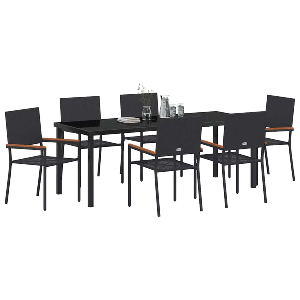 Essgruppe im Freien mit schwarzem Tisch, sechs Stühlen und Dekorationsartikeln. Die Stühle haben Holzarmlehnen.