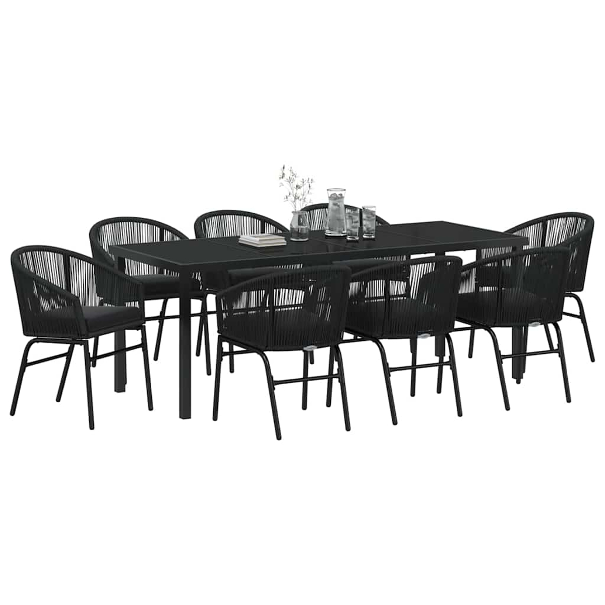 Un juego de comedor negro para exteriores. Incluye una mesa rectangular y ocho sillas con respaldos y cojines tejidos. Cristalería y una planta sobre la mesa.