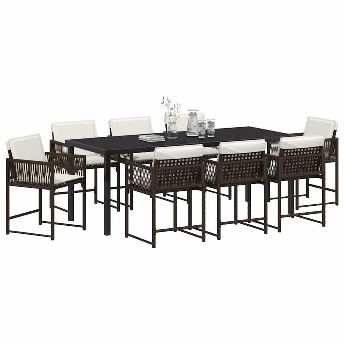 Una mesa rectangular oscura está rodeada de ocho sillas. Cojines blancos en las sillas. Un jarrón y vasos están sobre la mesa.