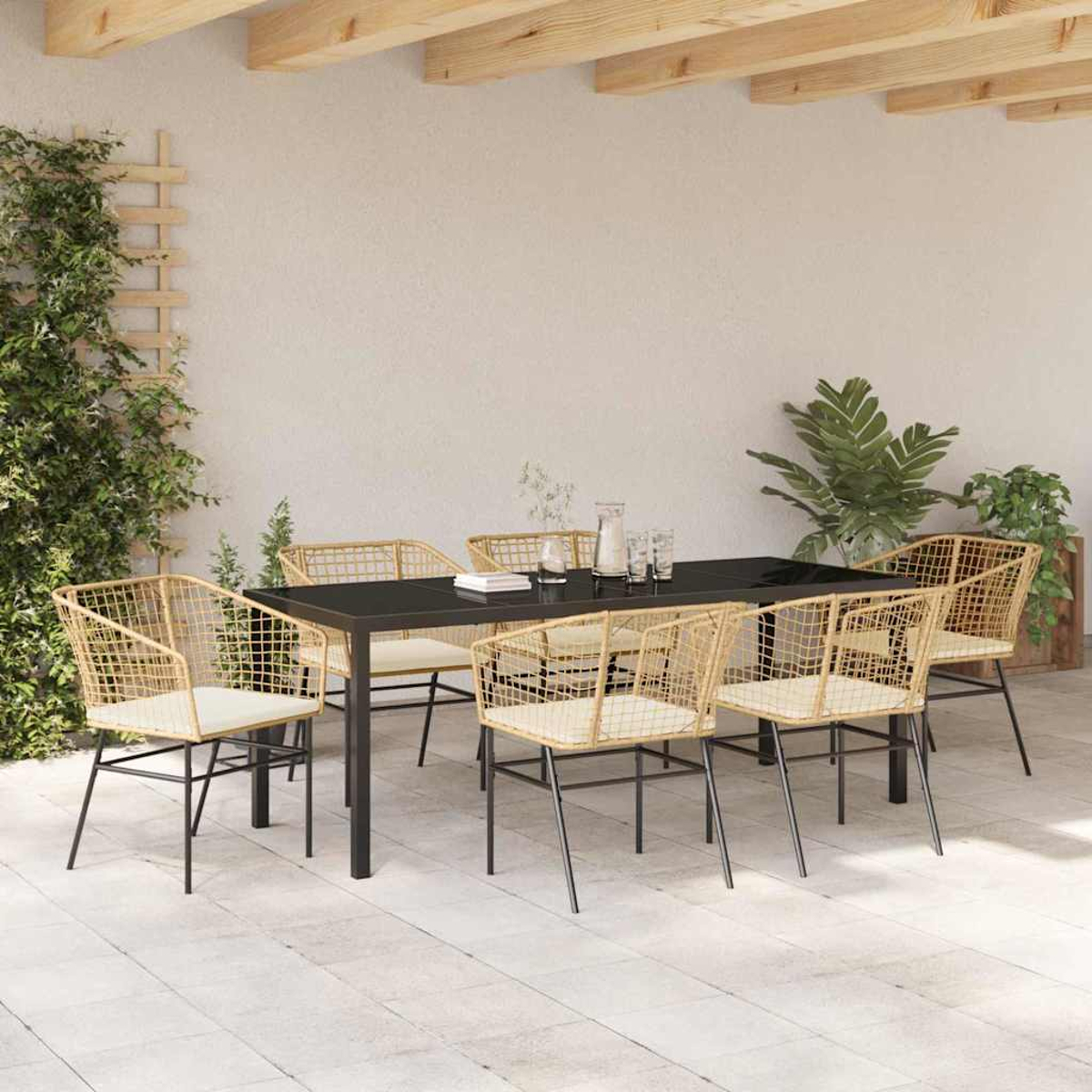 Essgruppe im Freien: Schwarzer Tisch mit sechs Stühlen. Pflanzen und Holzbalken über Kopf auf einer Terrasse mit weißer Wand und Fliesenboden.