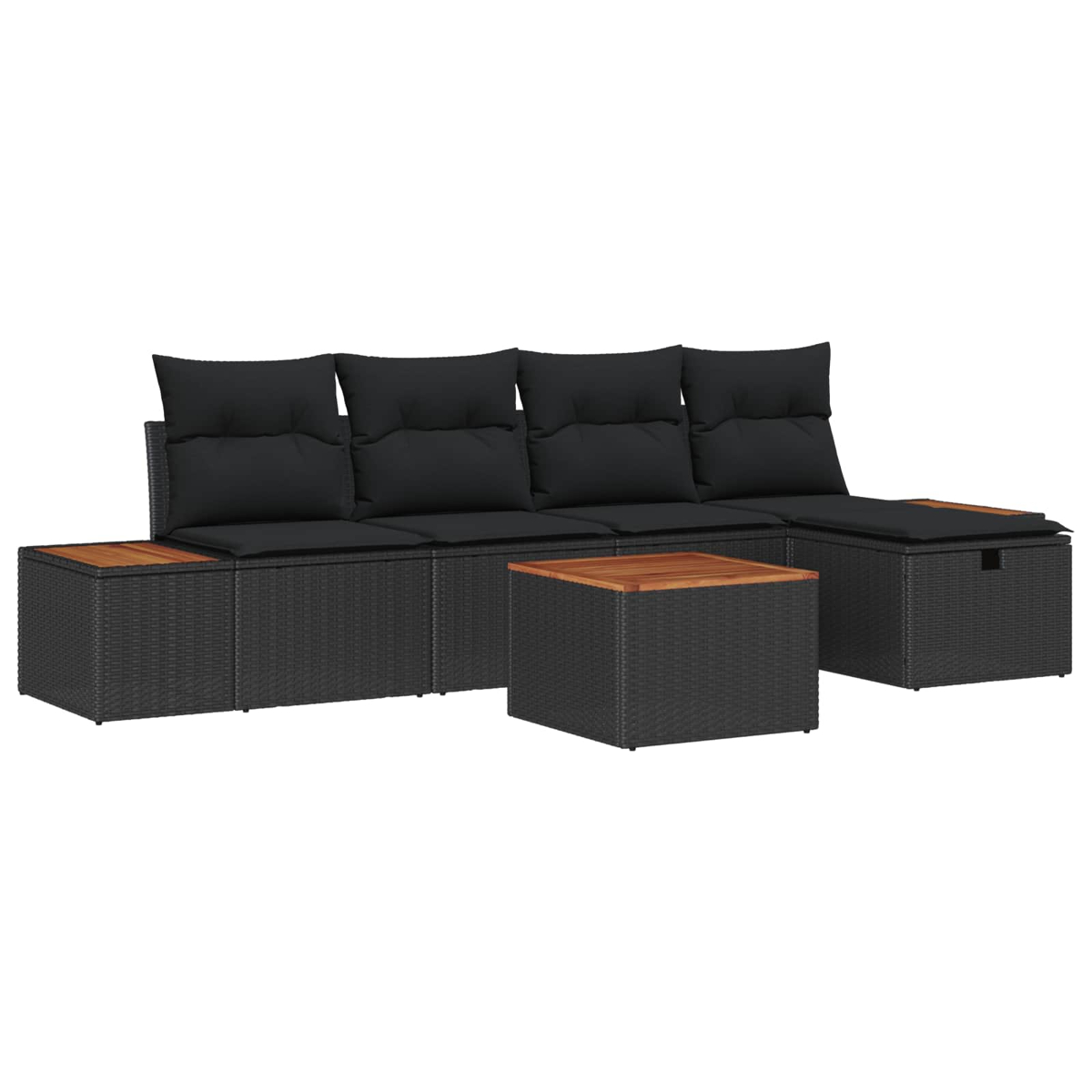Ein schwarzes Outdoor-Sofa aus Korbgeflecht mit schwarzen Kissen und einer Holzplatte auf den Beistelltischen und einem Couchtisch.