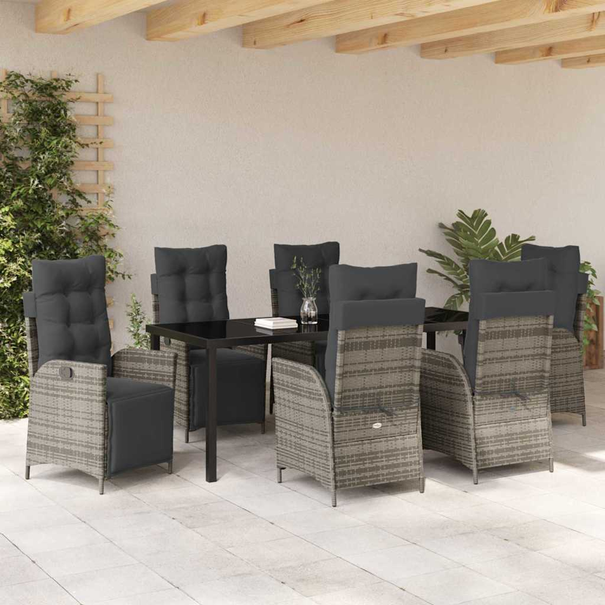 Essgruppe im Freien mit sechs Stühlen um einen schwarzen Tisch. Stühle haben graue Kissen und gewebte Rücken. Die Szene ist unter einem Holzbalken.