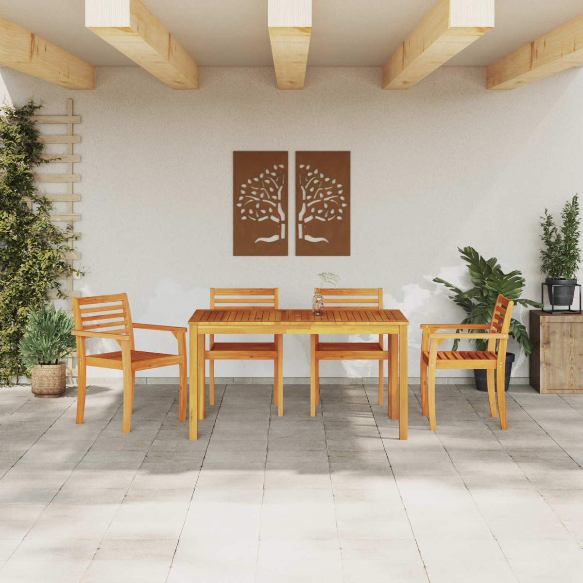 Szene auf der Terrasse mit Holzmöbeln. Tisch und Stühle unter einer Pergola. Dekorative Baumkunst an der Wand, Pflanzen an den Seiten.