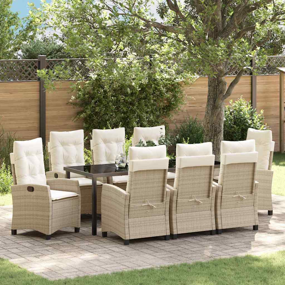 Set da patio all'aperto con sedie in vimini beige e cuscini che circondano un tavolo scuro. Un albero e una recinzione sullo sfondo.