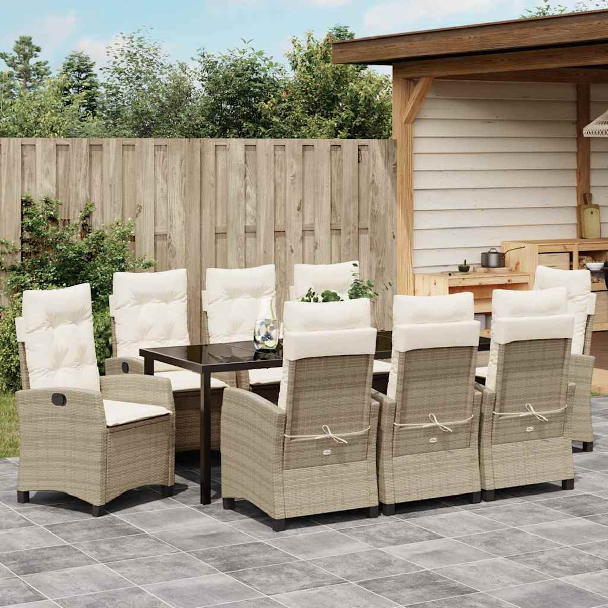 Una scena del patio con tavolo e sedie. Sullo sfondo una staccionata di legno e un pergolato. Sono visibili cuscini e sedie beige.